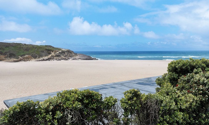 Praia das Macas Apartment | Holiday Apartment "Mar E Serra III" near Beach with Balcony & Wi-Fi