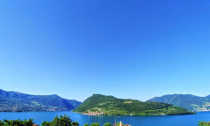 Marone Apartment | Holiday apartment ‘Miralago Marone’ with lake view, private balcony and Wi-Fi