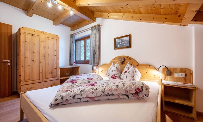 Luson Apartment | Holiday Apartment "Raffreiderhof Apt Fichte" with Mountain View, Pool & Wi-Fi