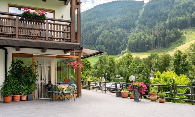 Cadipietra Apartment | Holiday flat 'Zimmerhofer Dolomiti' with wellness facilities at Hotel Schwarzenstein.