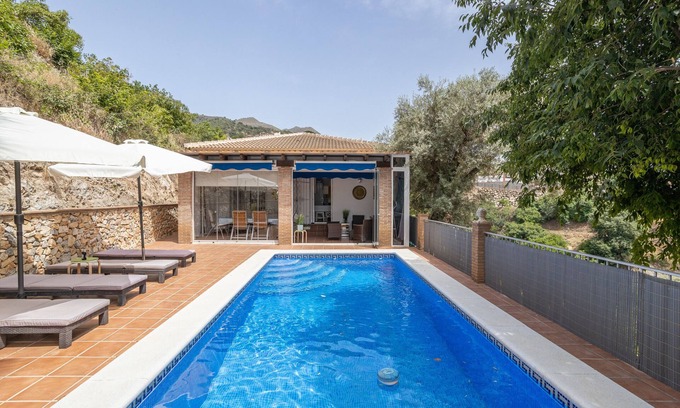 Canillas de Albaida House | Holiday Home 'Casa Flamenca' with Mountain View, Wi-Fi and Air Conditioning