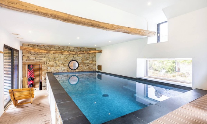 Confort-Meilars House | Holiday Home 'Avec Piscine-Cap Sizun' with Private Terrace, Private Garden and Wi-Fi