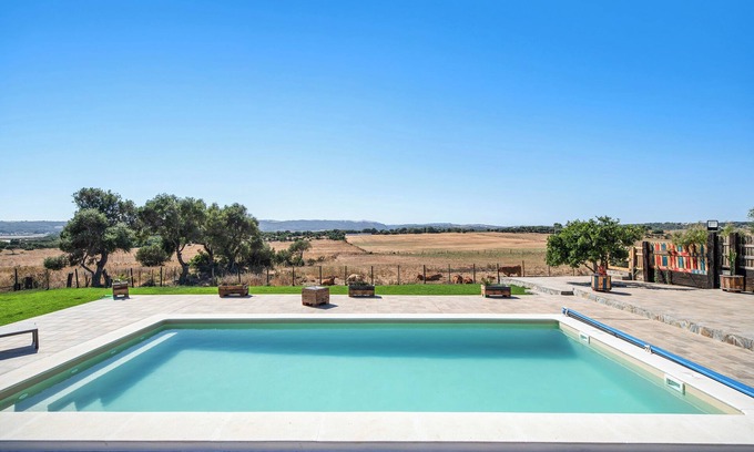 Barbate House | Holiday Home 'Casa Andrea' with Mountain View, Shared Pool & Wi-Fi