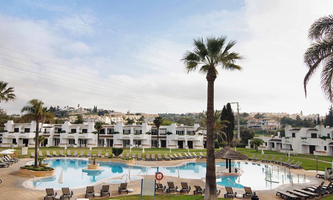 Alpouvar House | Holiday Home 'Ema Clube em Albufeira' with Pool, Wi-Fi and Air Conditioning