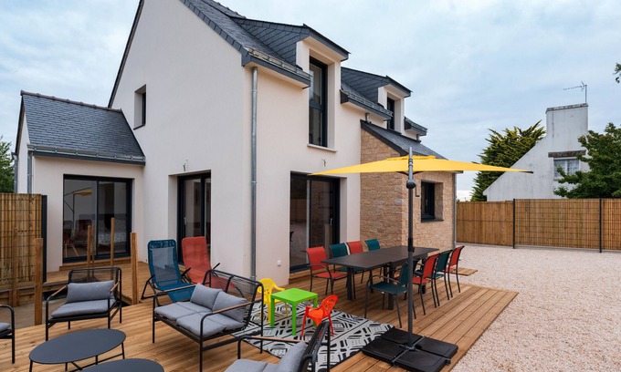 Arzon House | Holiday Home 'Family Prince' with Private Terrace, Private Garden and Wi-Fi