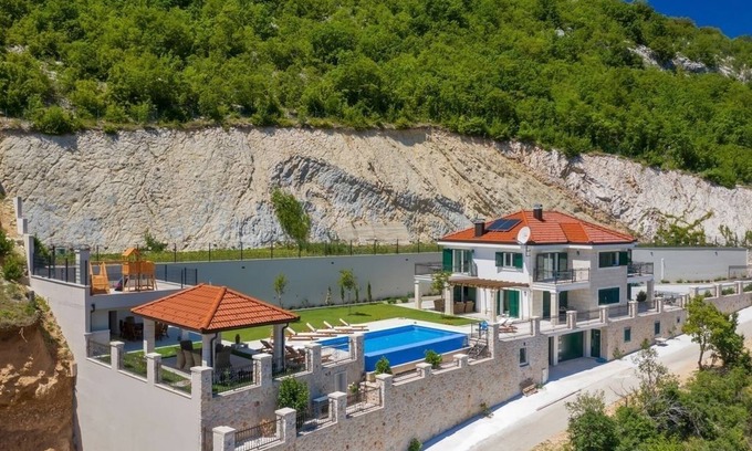 Lovrec House | Holiday Home in Imotski with Terrace, Air condition, WIFI, Washing machine (4978-1)