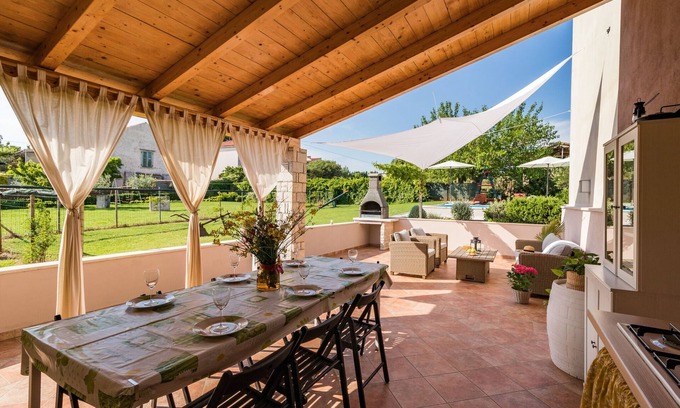 Valdebek House | Holiday Home in Pula with Private Pool