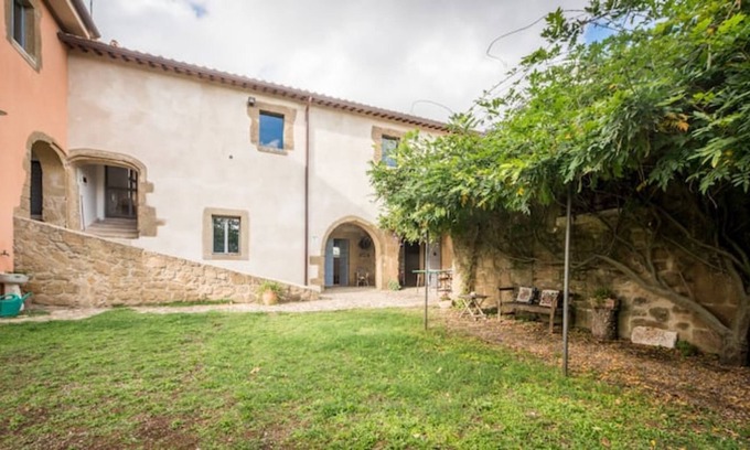 Farnese Apartment | Holiday Home "La casa di Pietro" with Shared Garden & Wi-Fi