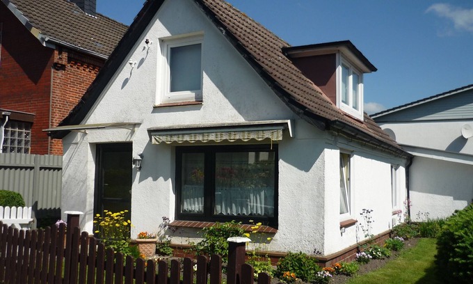 Wesselburen House | Holiday Home 'Lachmöwe' with Private Terrace, Private Garden and Wi-Fi