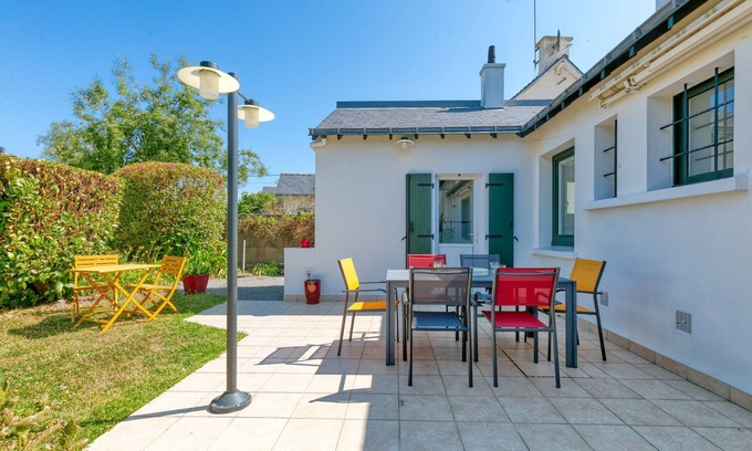 Guerande House | Holiday Home 'Maison De Charme' with Private Terrace, Wi-Fi and Air Conditioning