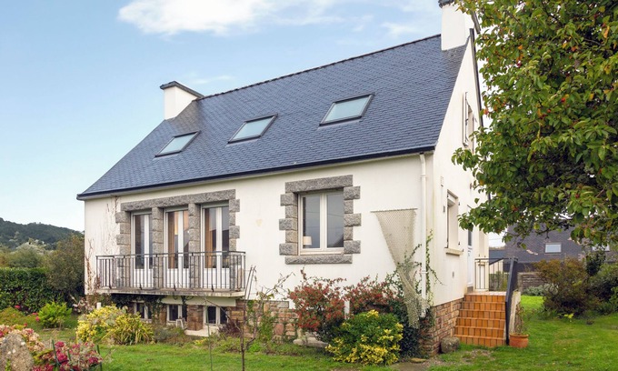 Tregunc House | Holiday Home 'Maison Valérie' with Private Garden and Wi-Fi