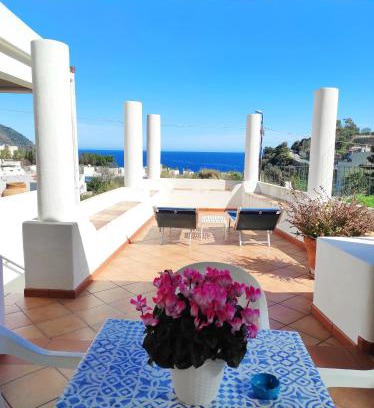 Lipari Historic Centre Apartment | Holiday home Mennulita