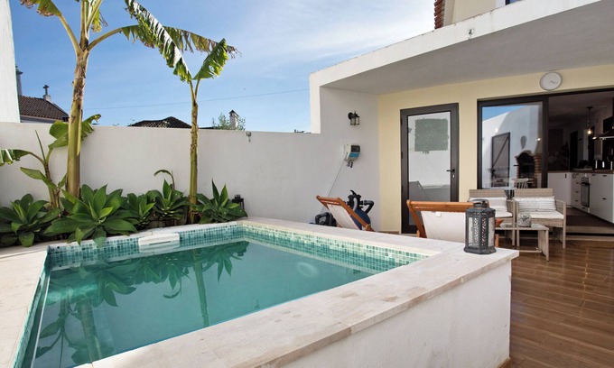 Cartaxo House | Holiday Home 'River Sun' with Private Pool, Wi-Fi and Air Conditioning