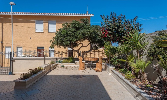S'Archittu House | Holiday Home 'Villetta Al Mare - S'archittu' with Private Garden, Wi-Fi and Air Conditioning