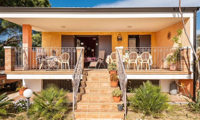 Solanas House | Holiday Home 'Villetta Bacio Del Sole' with Mountain View, Private Terrace and Private Garden