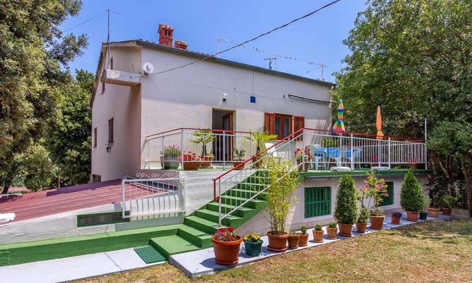 Vinkuran House | Holiday home with garden, barbecue and children's playground