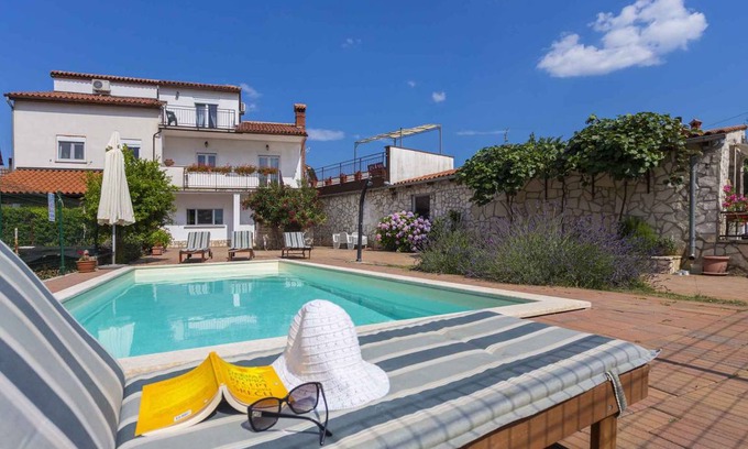 Kujici House | Holiday home with pool and air conditioning