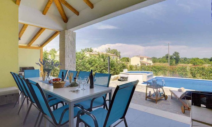 Muzini House | Holiday home with pool and air conditioning