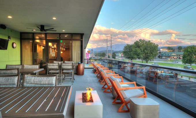 Pigeon Forge Hotel | Holiday Inn & Suites Pigeon Forge Convention Center by IHG
