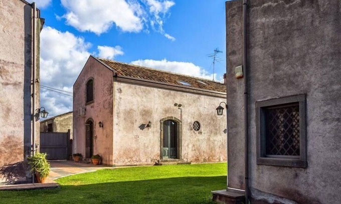 Fiumefreddo di Sicilia House | Holiday house Fiumefreddo di Sicilia for 1 - 4 persons with 2 bedrooms - Holiday home