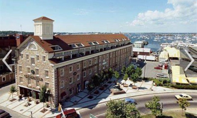 Historic Hill House | Holiday time in Newport, RI is a beautiful time!