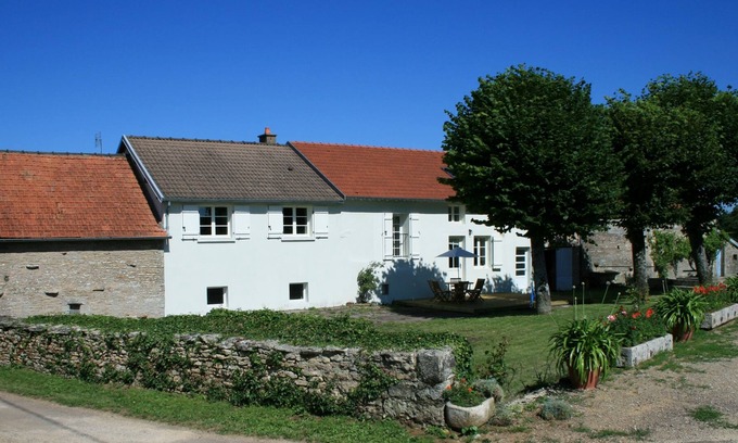 Charny House | Home From Home - Perfect For All Seasons - Large Village House & Large Gardens