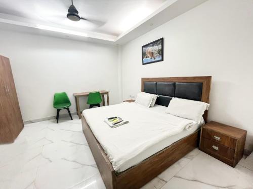 Nizamuddin East Hotel | Home Stay Near Nizamuddin Railway Station
