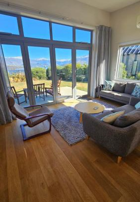Wanaka House | Home with Amazing Lake and Mountain Views
