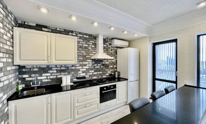 Pervomaysky District Apartment | HomeApart Peter Mstivlavets 15