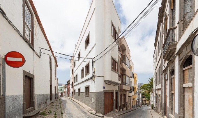 Casco Historico de Arucas Apartment | HomeForGuest NEW Duplex with Rooftop next to Arucas Cathedral