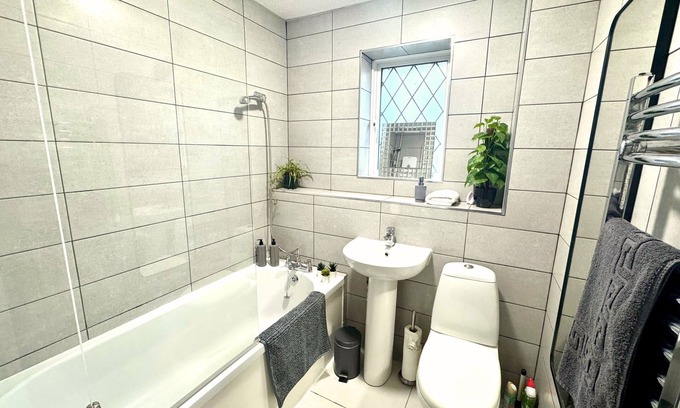 Kidlington House | Homely 2 bedroom house, parking
