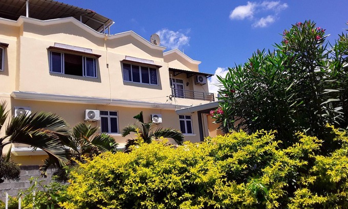Grand-Baie Apartment | Homerez - Appartement 400 m away from the beach for 6 ppl. with shared pool