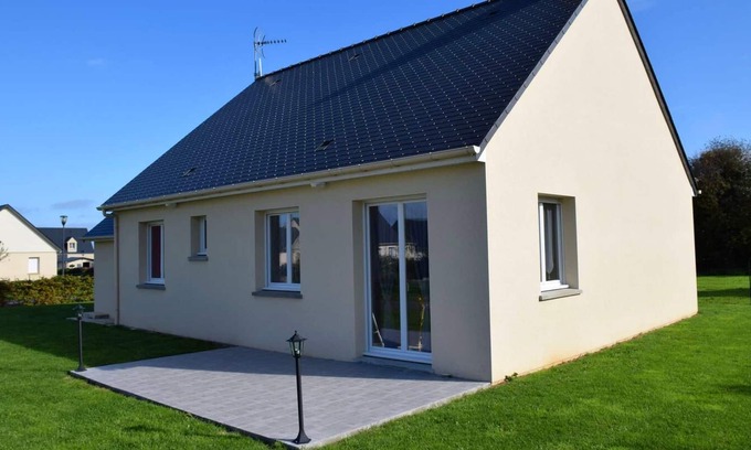 Vierville-sur-Mer House | Homerez - House for 6 ppl. with sea view and garden at Saint-Laurent-sur-Mer