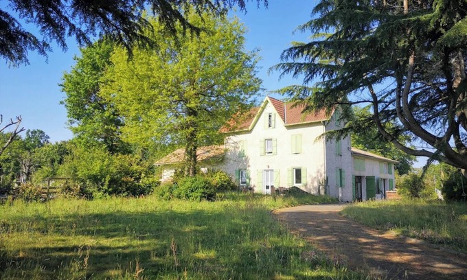 Saubrigues House | Homerez - Spacious House with Pool in Saubrigues