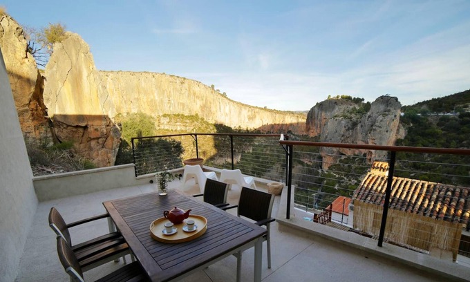Chulilla House | Homerez - Spacious house for 5 ppl. with terrace and balcony at Chulilla