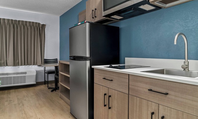 Flint Hotel | HomeTowne Studios by Red Roof Flint