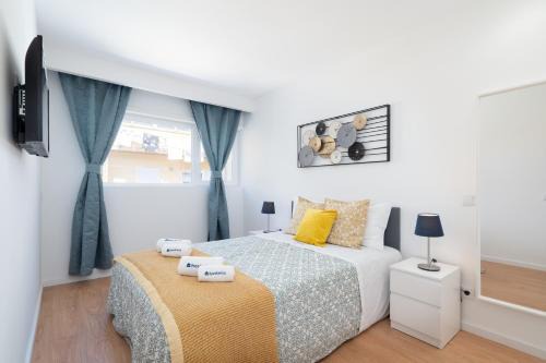 Vila Nova de Gaia Apartment | Host Wise - Sweet Sunny Flat with Balcony