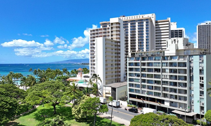 Waikiki Condo | ♨HOT Guest-Fave! Spacious 7th Flr QUEEN Suite w/Kitchenette-WAIKIKI GRAND HOTEL®
