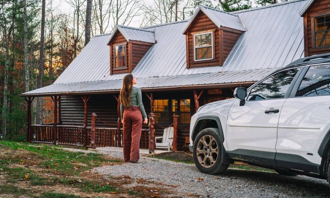 Campton Cabin | Hot Tub | 5 Min to RRG | Game Loft | Forest Views