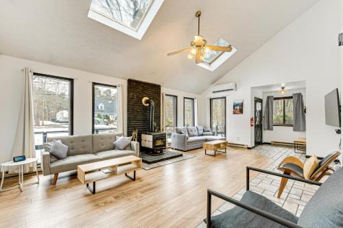 Long Pond House | Hot Tub and Game Room Long Pond Getaway!