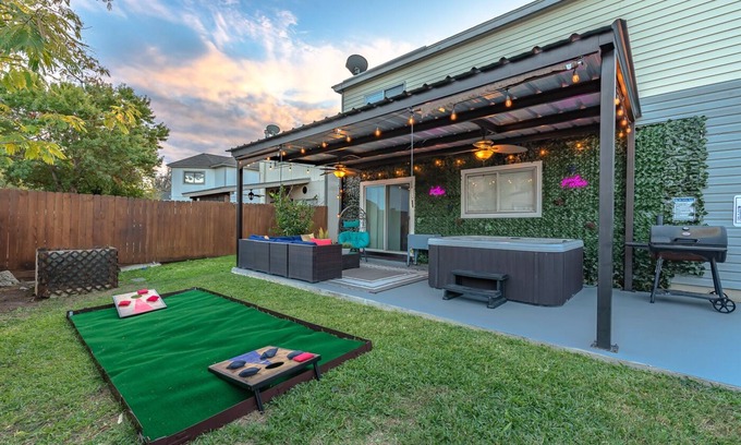 West San Antonio House | HOT-TUB, Game Room & BBQ by Lackland AFB & SeaWorld