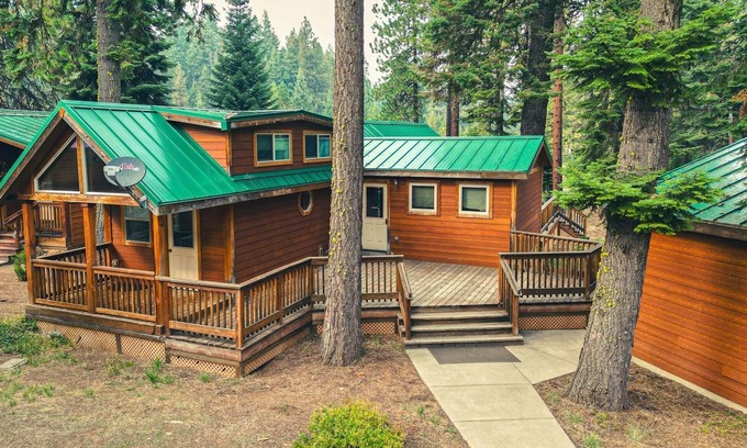 Ashland Cabin | Hot Tub! Homey Modern Cabin on Hyatt Lake 32