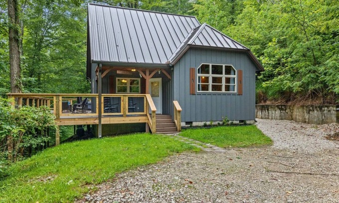 Stanton Apartment | Hot Tub & WiFi - Intimate Cabin - Snuggle Inn