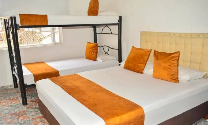 Suba Bed & Breakfast | Hotel Flamante Bulevar- Quadruple room with bathroom