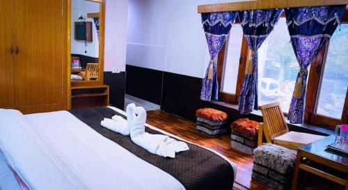 New Manali Hotel | Hotel Hilltop At Mall Road Manali With Open Terrace