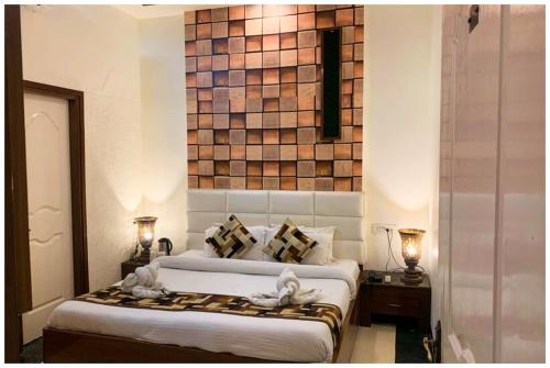 Amritsar Hotel | HOTEL Namaskar Near Railway Station - 2 Km From Golden Temple & Jallianwala Bagh - Luxurious rooms With Wifi Facility - Restaurant-Lift-Free Parking Available - A Premium Hotel In Amritsar