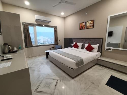 Nathdwara Hotel | Hotel Shri Anand Dham, Nathdwara - 125 Meters away from the temple