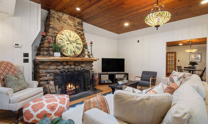 Weaverville Cabin | Hottub/Arcade/Historic Cabin/Mins to AVL & WVL