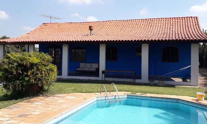Mairinque Cottage | House in fenced area, with pool, barbecue, field and parking.