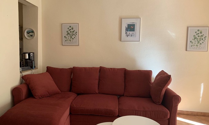 El Perello House | House in the heart of a village near the sea